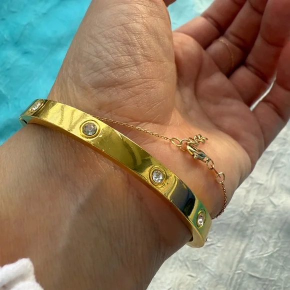 Elegant 18K Gold plated Bracelet with Crystal Accents

Stainless Steel - Picture 5 of 7